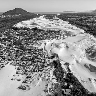 Vista aérea das dunas dos Ingleses onde está localizada a comunidade Vila do Arvoredo, ocupação irregular iniciada nos anos 80.
